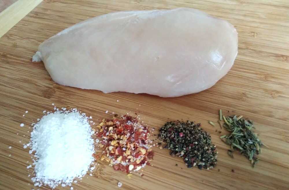Куриная грудка и специи для приготовления джерок Куриное филе, соль и приправы