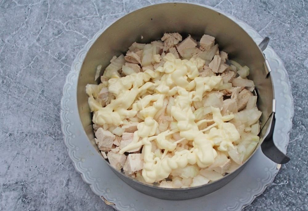 Выкладывание куриного слоя салата с маком Куриный слой салата с маком