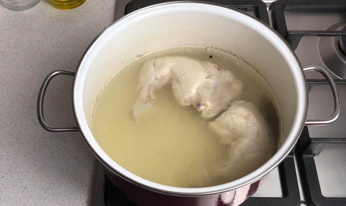 Отваривание курица в подсоленной воде Курица в кастрюле