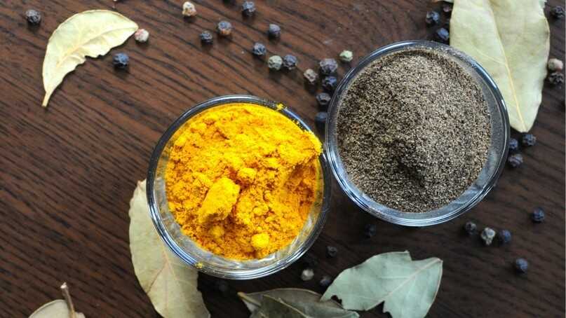 Куркума и молотый черный перец для приготовления комбинированного маринада для сосисок Ингредиенты для комбинированного маринада