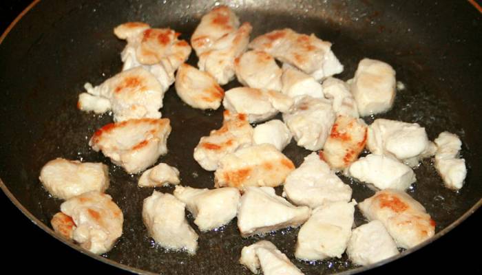 Обжаривание куриного филе на сковороде Куски курицы на сковороде