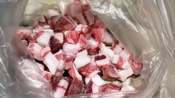 Замораживание кубиков сала Куски сала для сальчичона