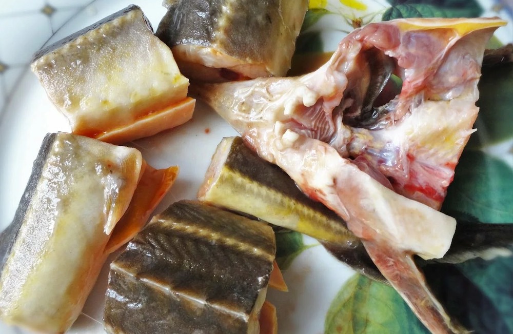 Нарезанная на крупные куски стерлядь Куски стерляди для духовки