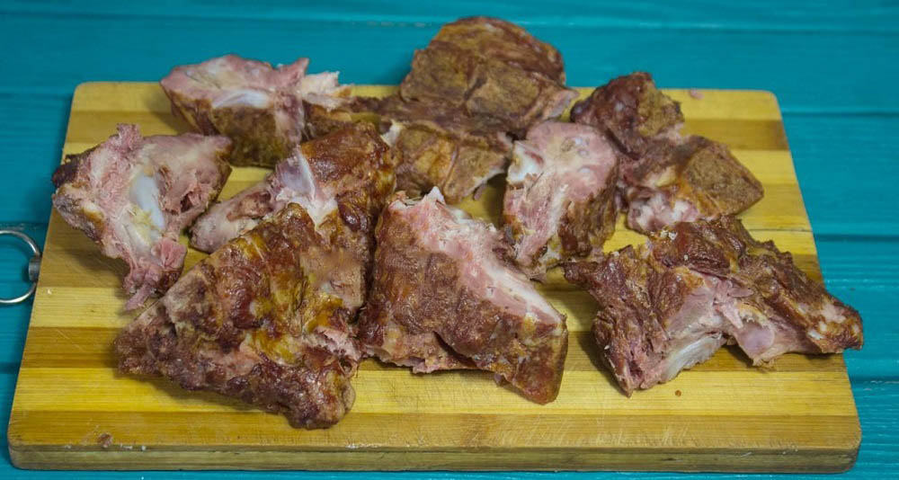 Разделывание копчёных рёбрышек на кусочки Куски свиных рёбер