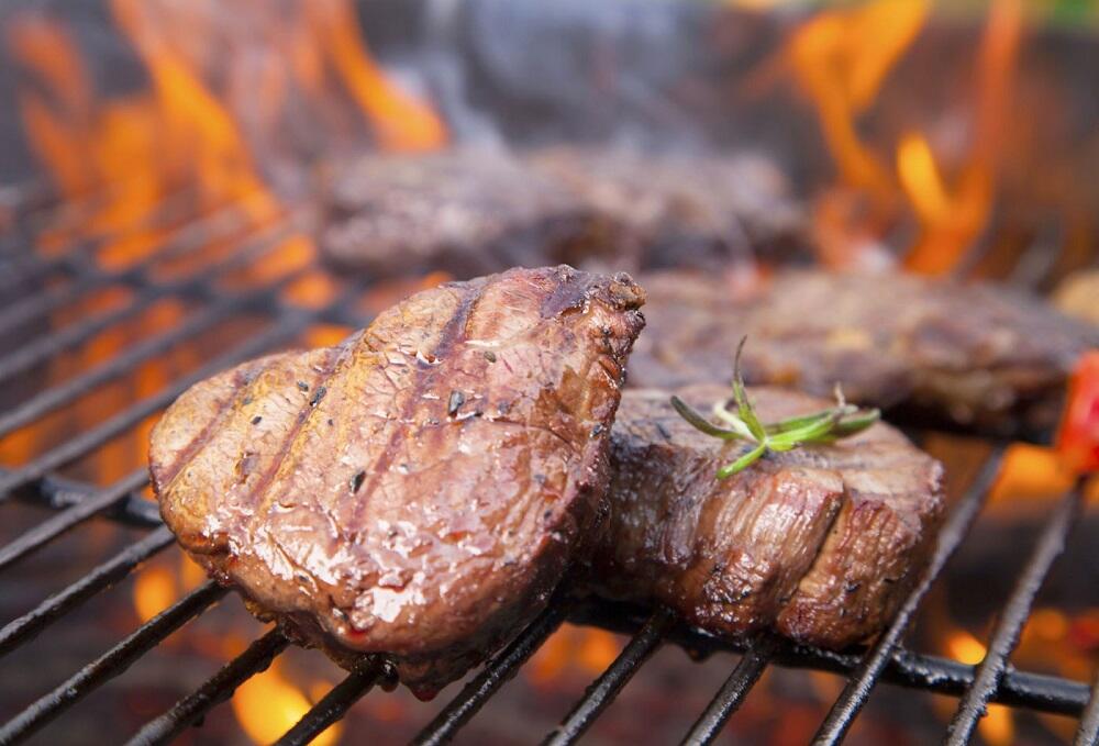 Обжаренная на углях говядина Куски жареного мяса на мангале