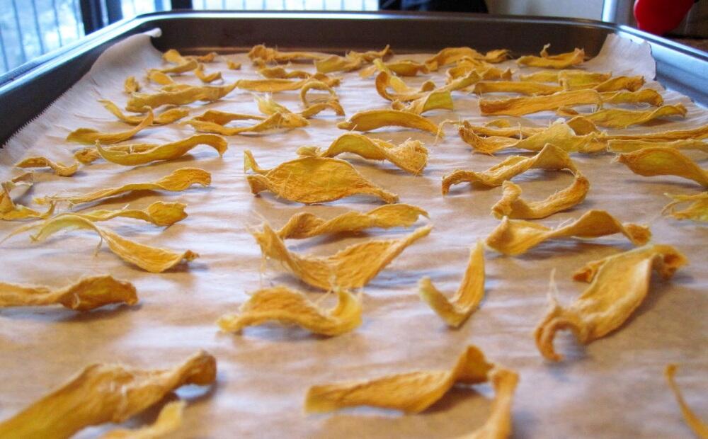 Сушка имбиря в духовке Кусочки имбиря на противне