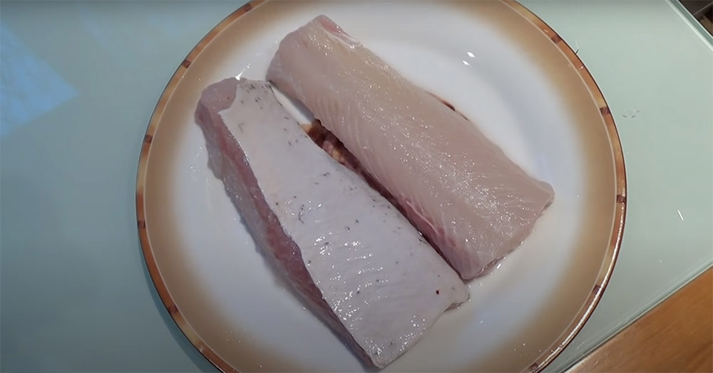 Нарезание сома кусочками Кусочки из сома