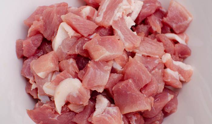Нарезание свинины на небольшие куски Кусочки мяса для колбасы