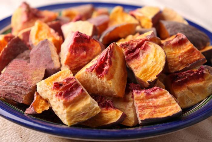 Сушёные кусочки персиков Кусочки персиков на тарелке