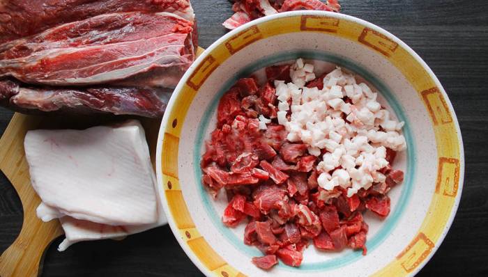 Нарезание говядина и сала на мелкие кусочки Кусочки сала и говядины
