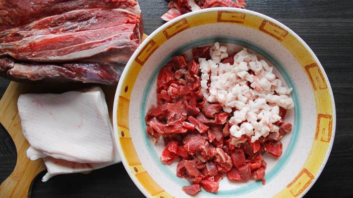 Измельчение свинины и сала Кусочки сала и мяса