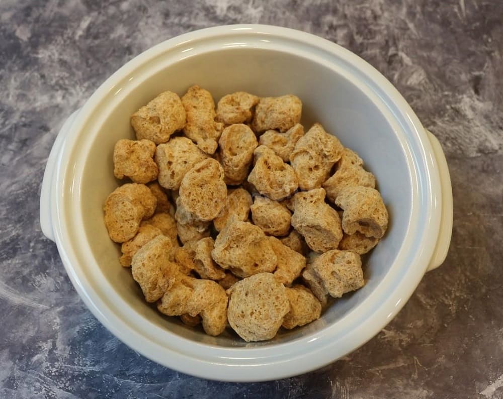 Тарелка с соевым мясом Кусочки соевого мяса