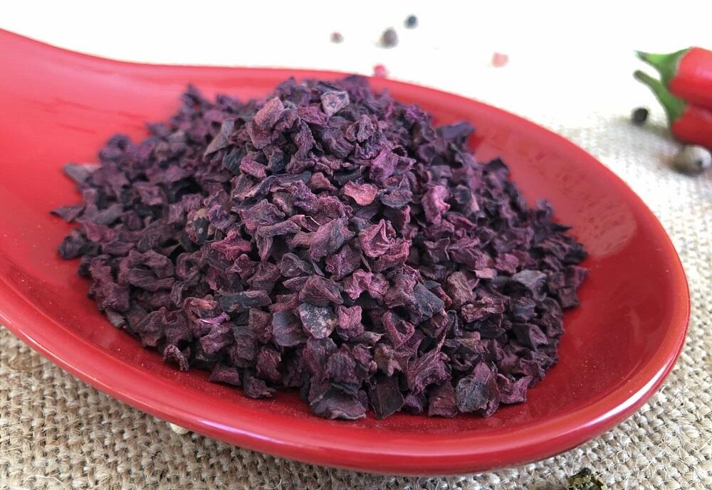 Измельченная сушеная свекла Кусочки сушеной свеклы в ложке