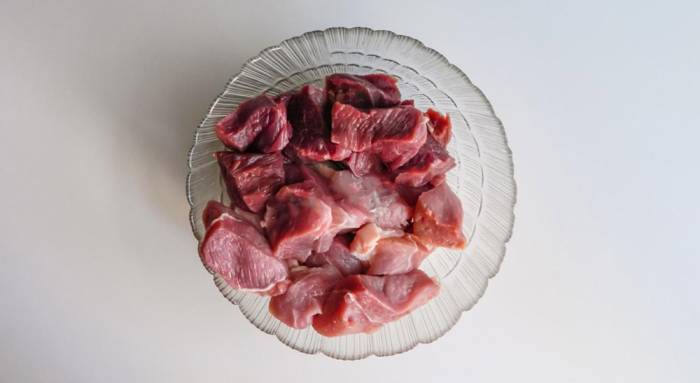 Нарезание свинины и говядины на кусочки Кусочки свинины и говядины