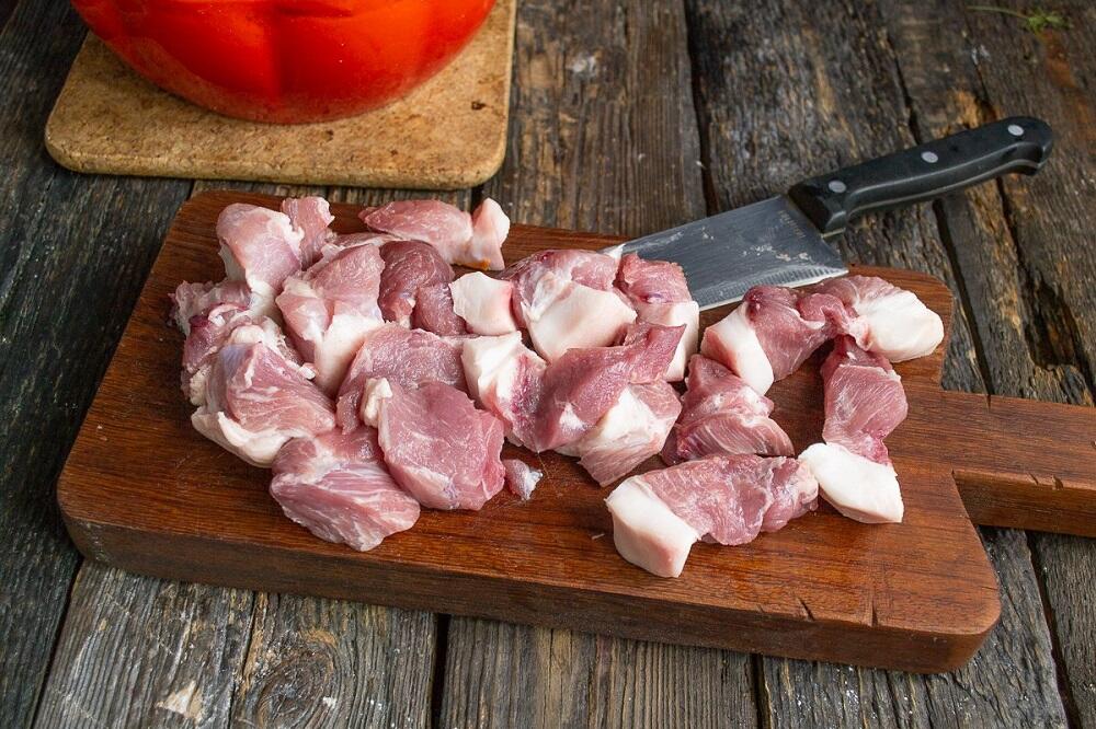 Нарезанная свинина Кусочки свинины с салом