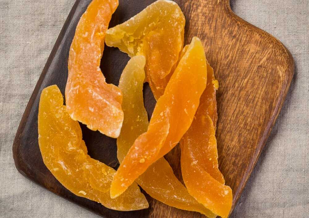 Вяленая дыня, нарезанная дольками Кусочки вяленой дыни