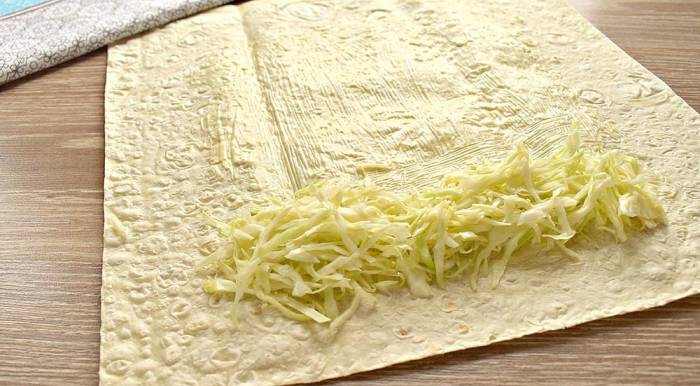 Выкладывание капусты на лаваш Лаваш и капуста