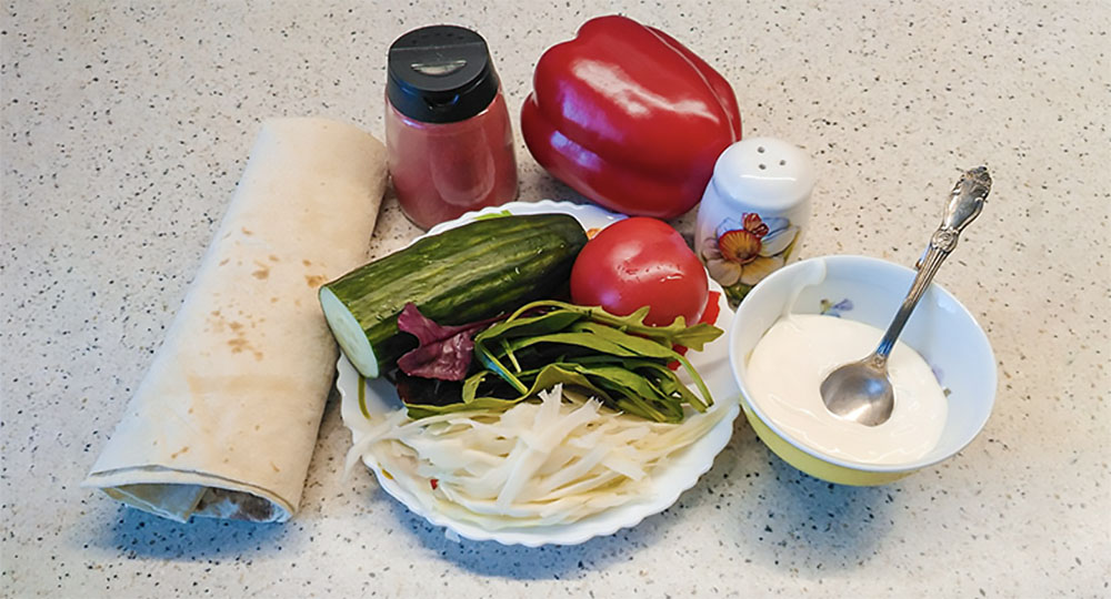 Ингредиенты для приготовления классической овощной шаурмы Лаваш, томат, огурец, перец, сметана