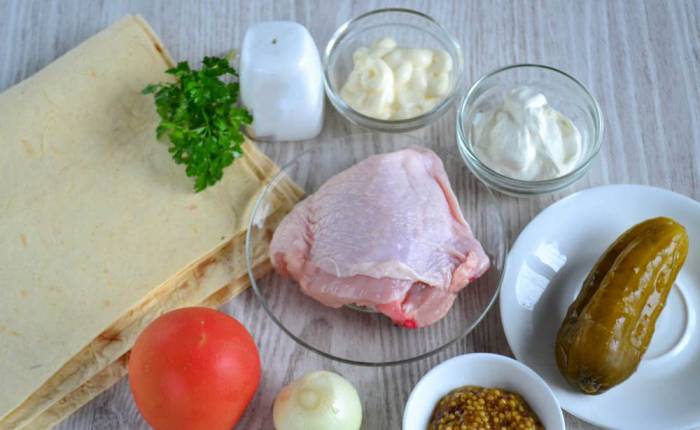 Ингредиенты для приготовления шаурмы с солёными огурцами Лаваш, курица, помидор, огурцы