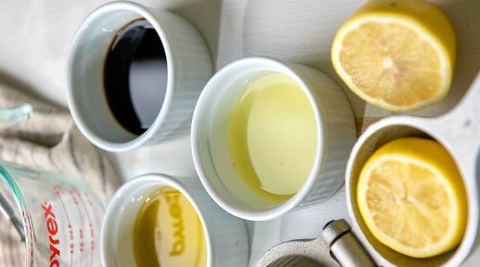 Ингредиенты для приготовления маринада на основе соевого соуса Лимон, соевый соус, растительное масло