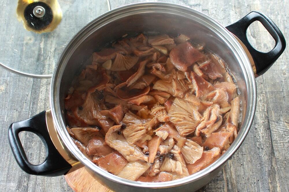 Варка лисичек в кастрюле Лисички в кастрюле с водой