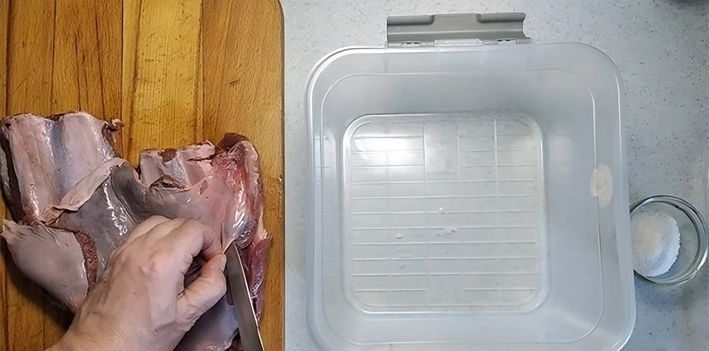 Удаление плёнок с лосятины Лосятина и нож