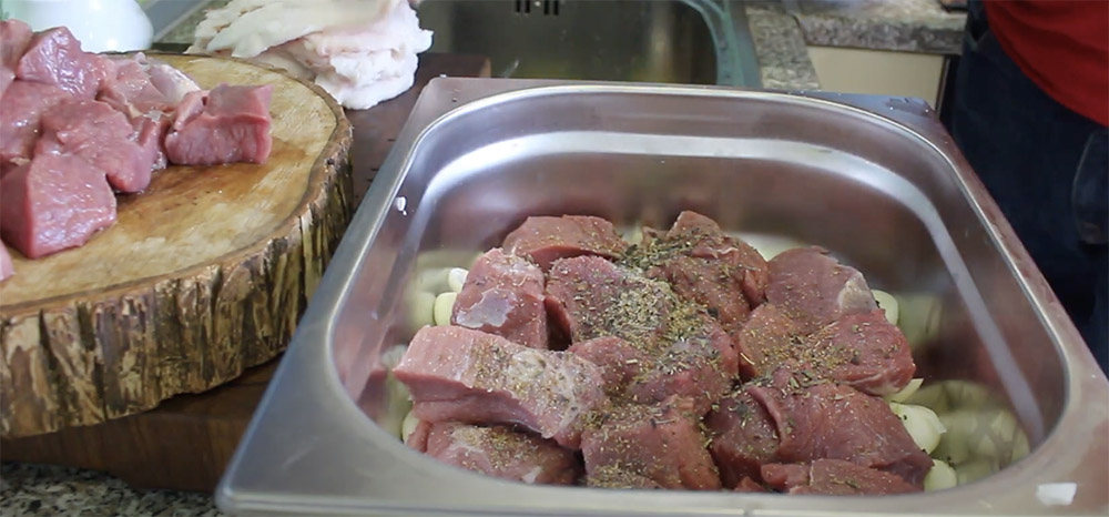 Посыпание лосятины специями Лосятина и специи