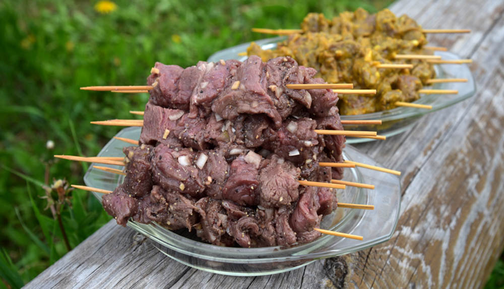 Нанизывание лосятины в цитрусовом маринаде на шпажки Лосятина в цитрусовом маринаде