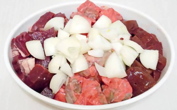 Нарезание лука для тутырмы Лук и субпродукты