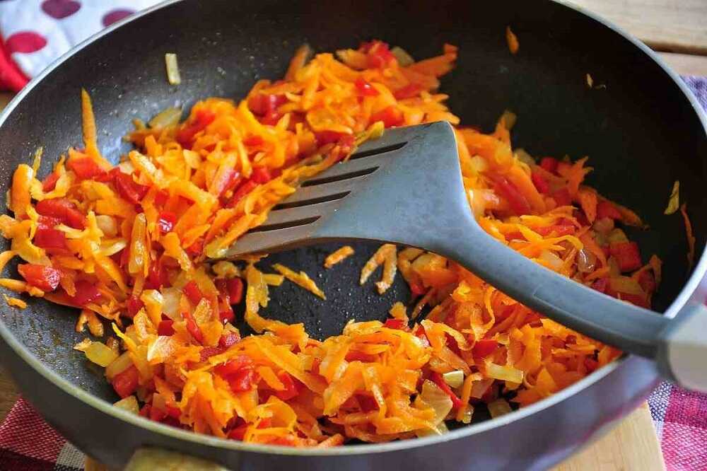 Пассеровка овощей для супа Лук, морковь и перец жарятся на сковороде