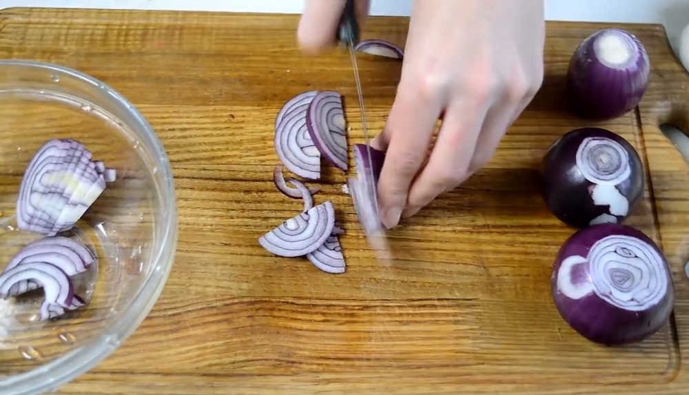 Нарезание лука полукольцами Лук полукольцами