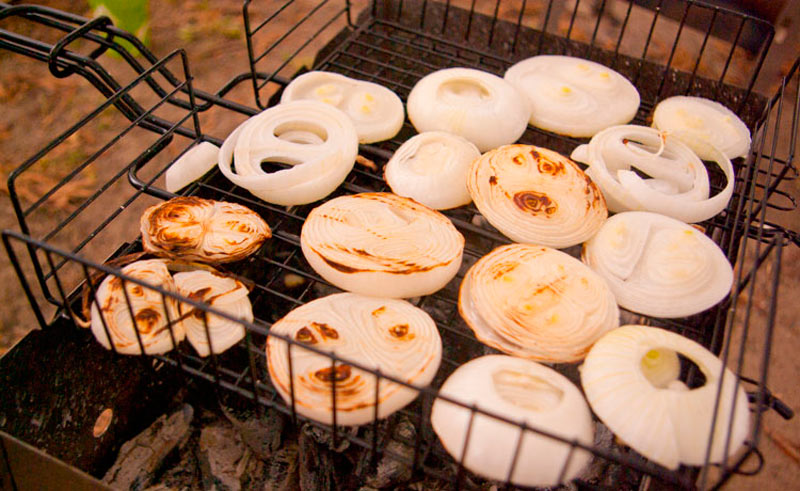 Лук приготовленный на мангале в домашних условиях Лук приготовленный на мангале