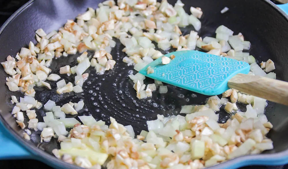 Обжаривание лука с грибами на сливочном масле Лук с грибами на сковороде