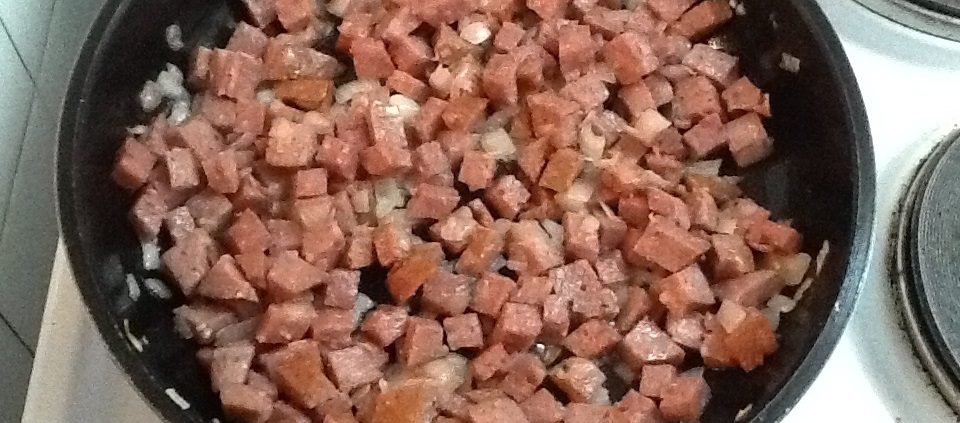 Обжаривание лука с копчёной колбасой Лук с колбасой