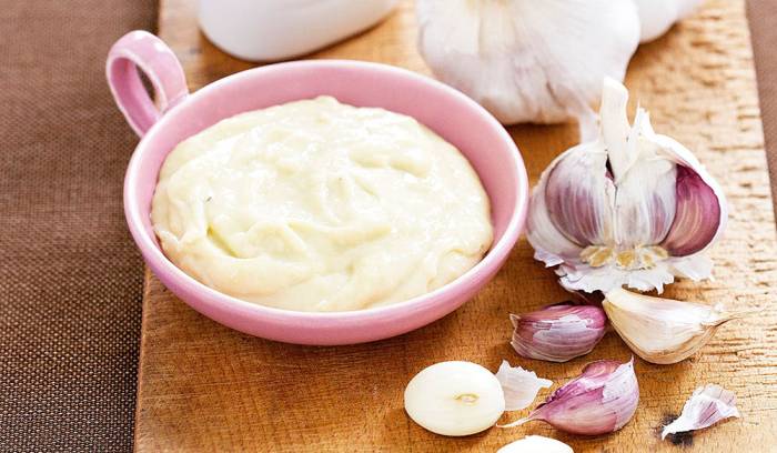 Ингредиенты для соуса для шаурмы из майонеза Майонез и чеснок