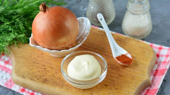 Ингредиенты для приготовления майонезного маринада Майонез и лук для телятины