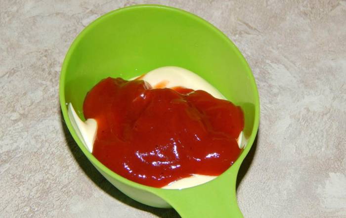 Смешивание сметаны с майонезом и кетчупом Майонез, сметана и кетчуп