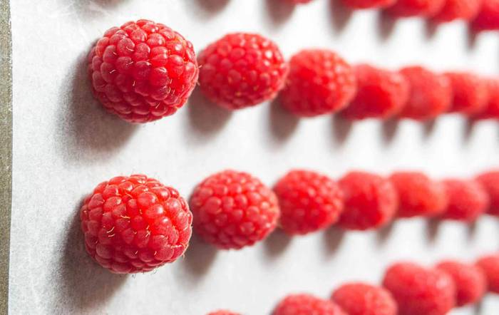 Выкладывание малины на противень Малина на противне