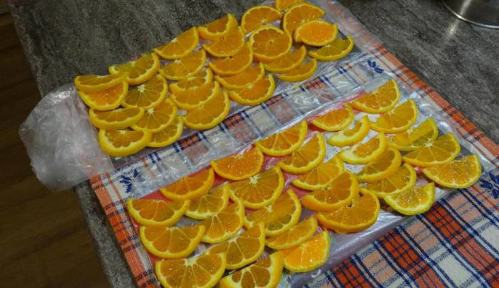Подготовка мандаринов для сушки на батарее Мандарины для батареи