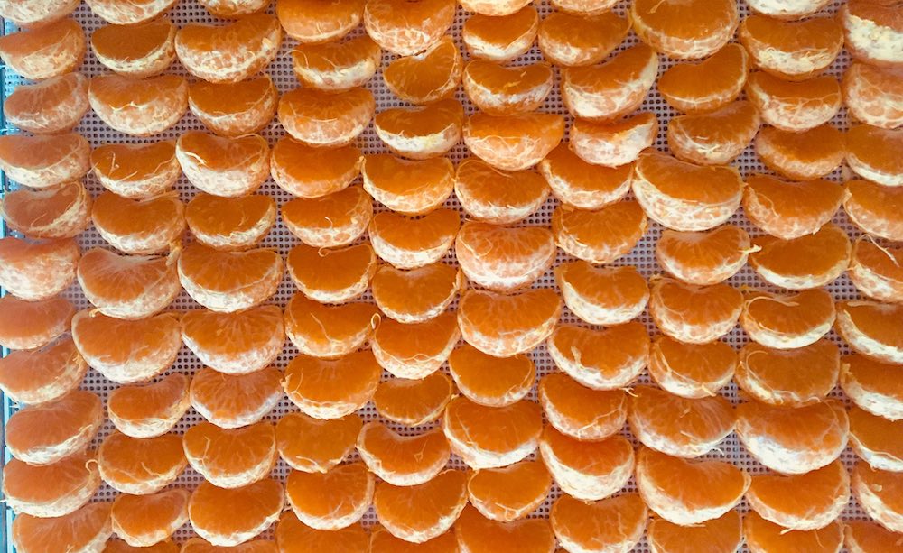 Сушка мандаринов на солнце Мандарины для улицы