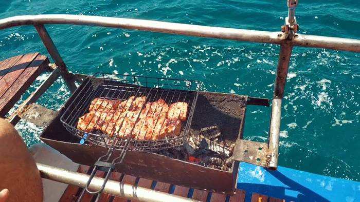 Готовка мяса на углях во время плавания Мангал и угли