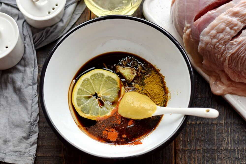 Маринад из соевого соуса, лимона и горчицы Белая миска с маринадом из соевого соуса, лимона и горчицы