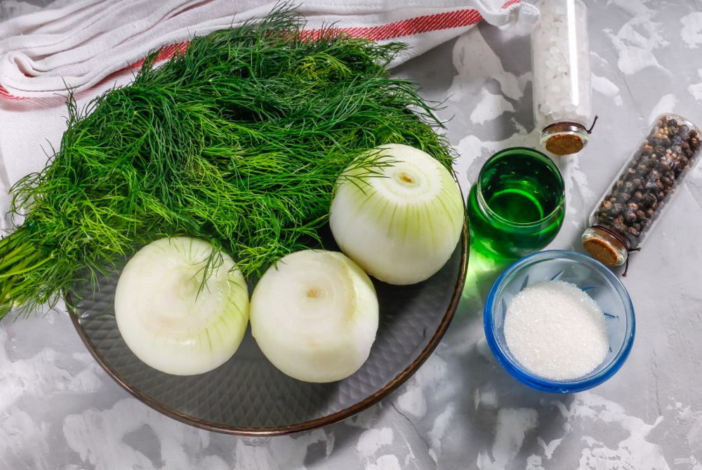 Свежий лук с ингредиентами для маринования На тарелке свежий лук с ингредиентами для маринования