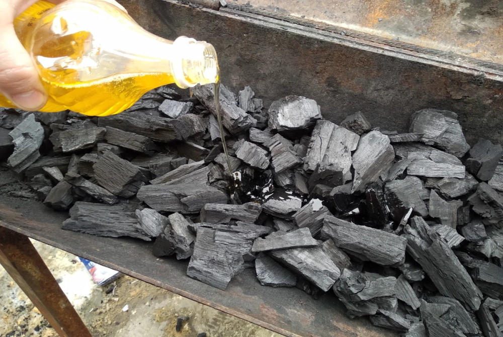 Растительным маслом поливают угли Растительным маслом поливают на угли