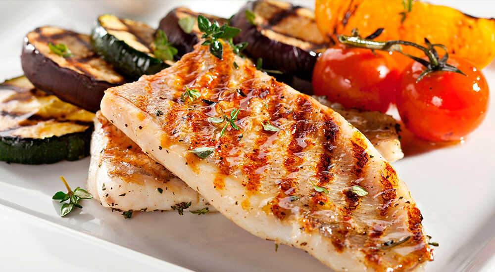 Готовый минтай на электрическом гриле Минтай приготовленный на электрогриле