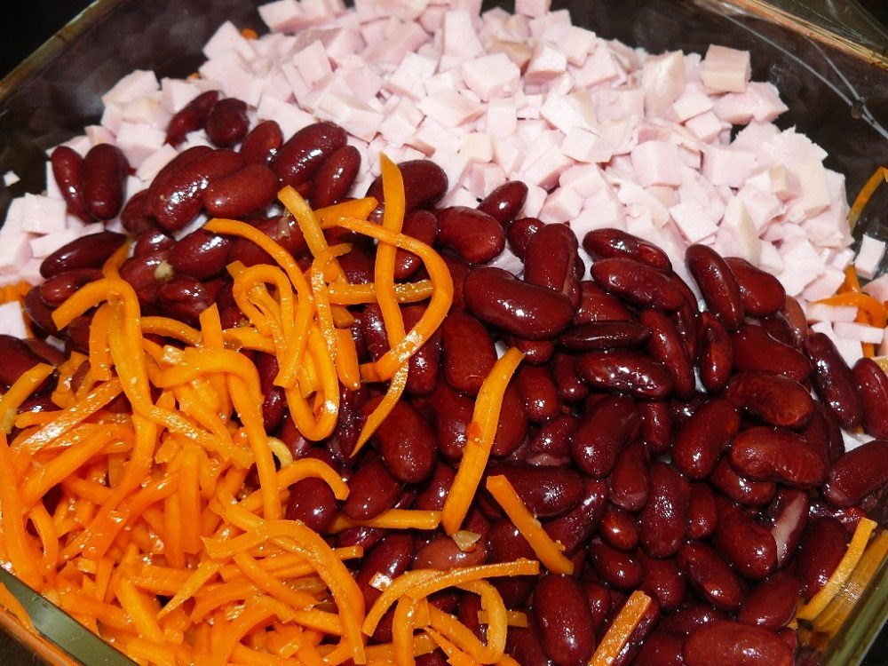 Смешивание фасоли, копчёной курицы и корейской моркови Морковь, фасоль и курица