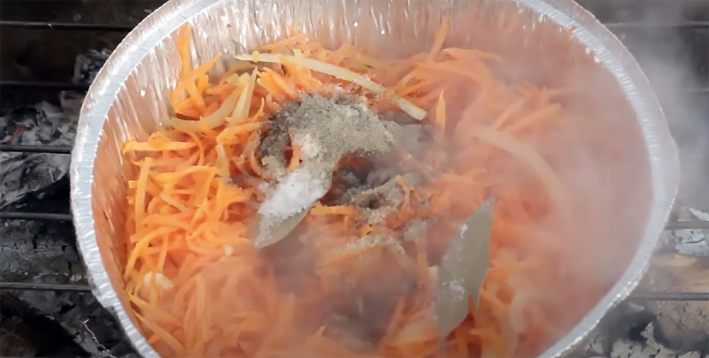 Обжаривание лука с морковью на растительном масле Морковь, лук и специи