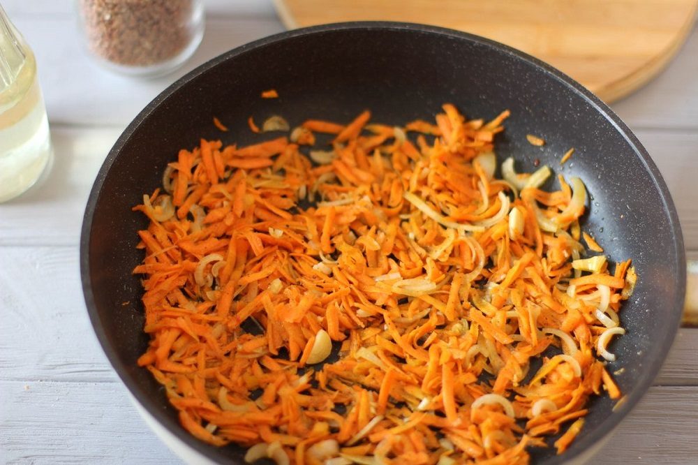 Обжаривание моркови с луком Морковь с луком на сковороде