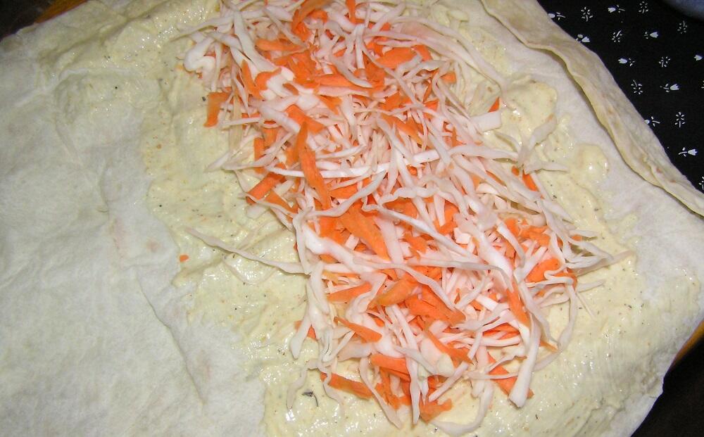 Приготовление шаурмы с капустой Морковка и капуста на лаваше