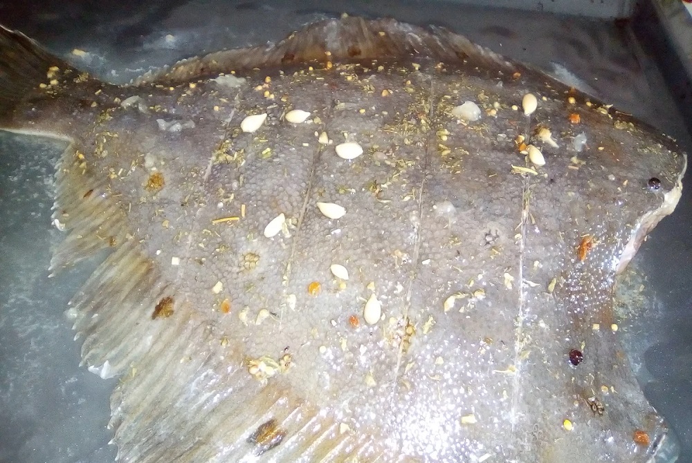 Камбала, натертая солью Морской ерш в соли и специях